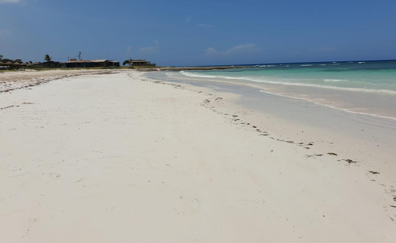 Photo de Playa Gibara avec sable fin blanc de surface