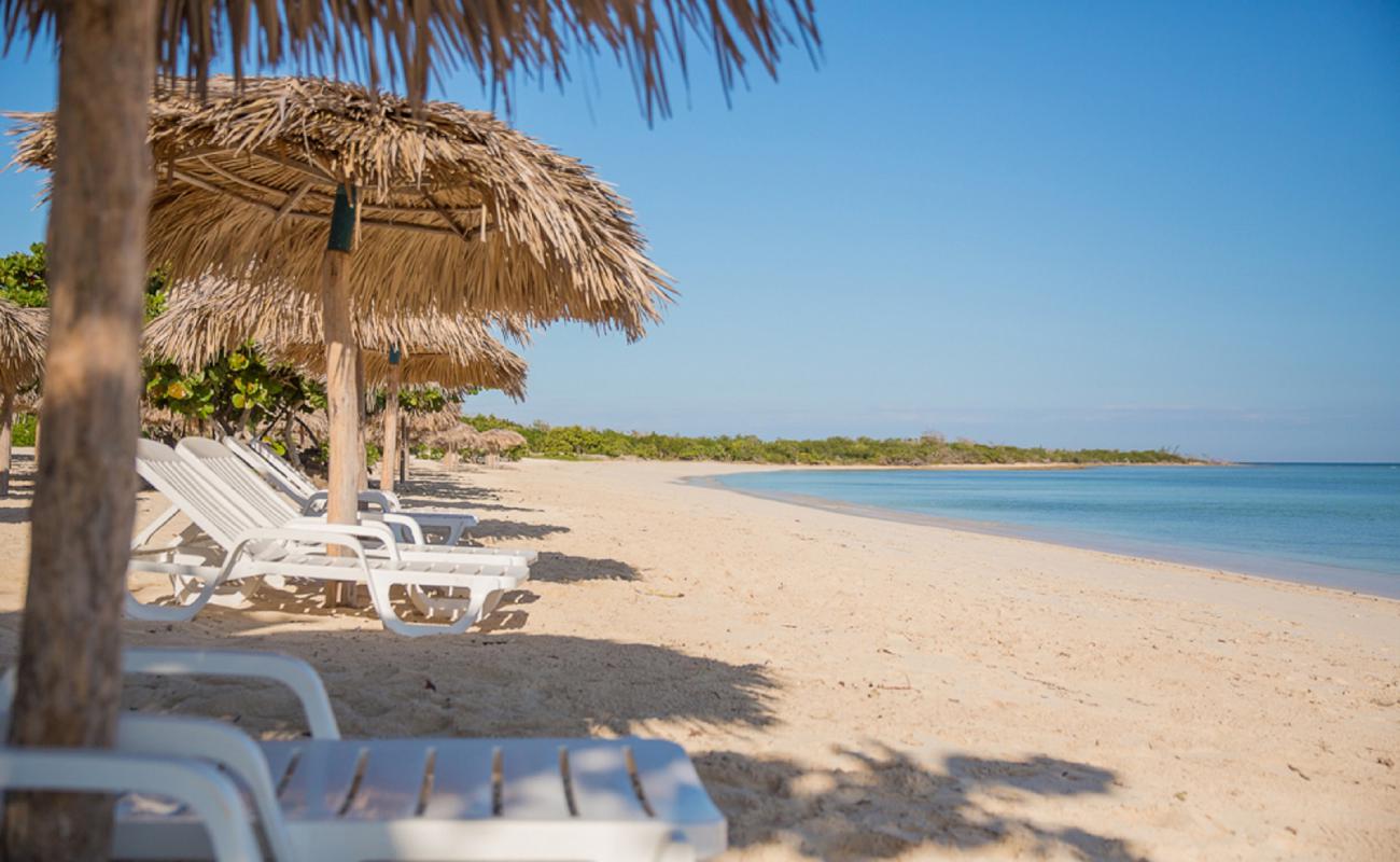 Photo de Playa Yuraguanal avec sable lumineux de surface