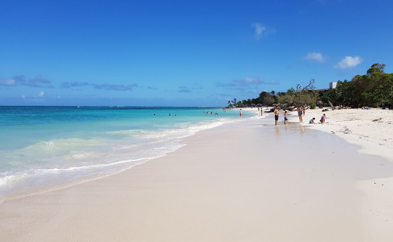 Photo de Plage de Guardalavaca avec sable fin blanc de surface