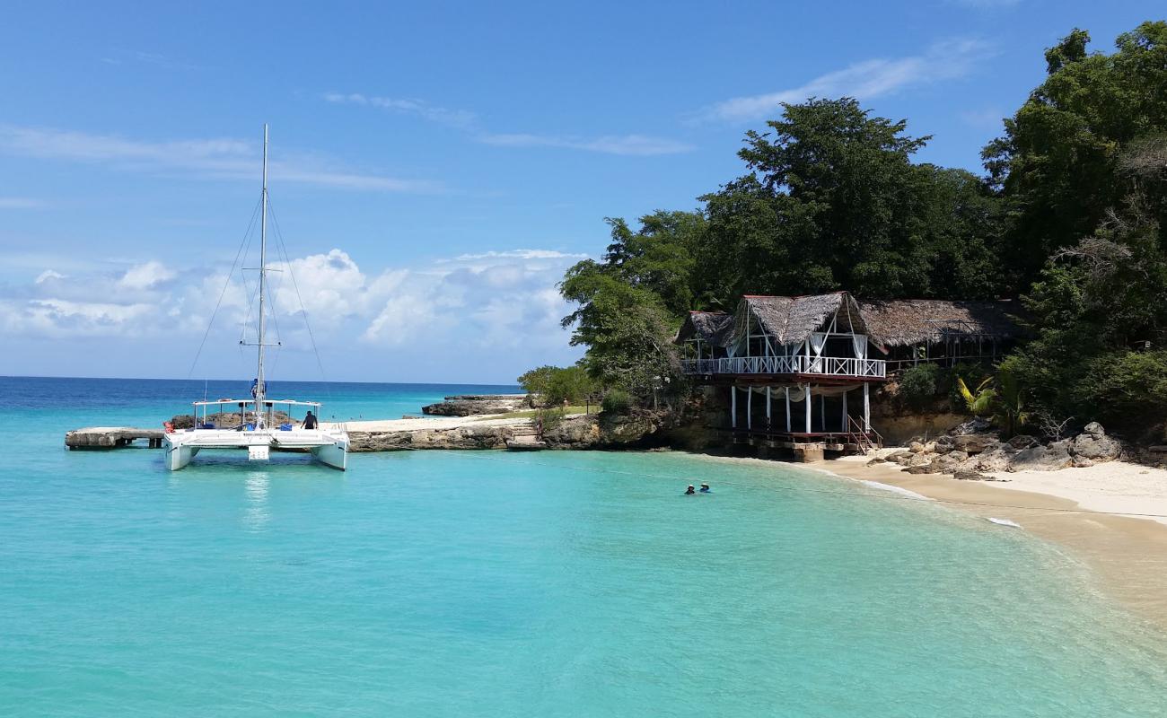 Photo de Cayo Saetia beach avec sable beige fin de surface