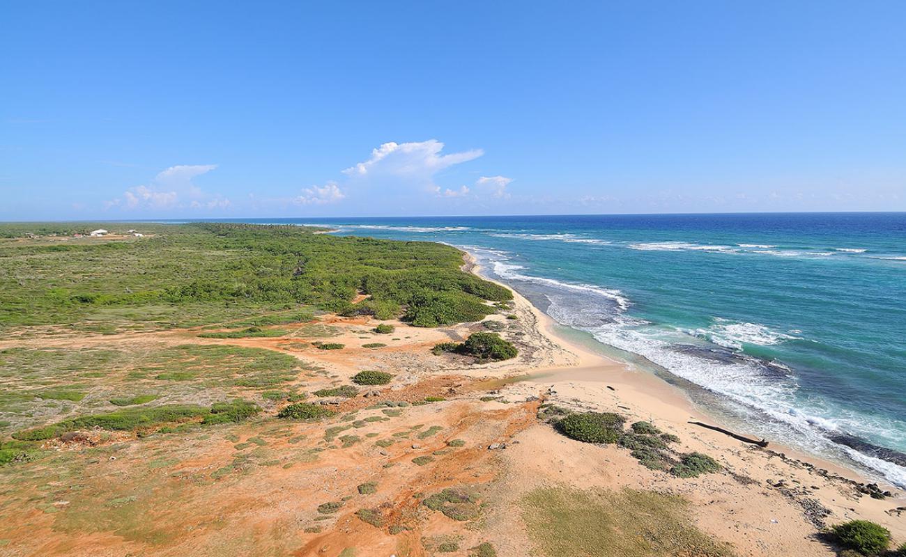 Photo de Playa Punta de Maisi avec sable lumineux de surface