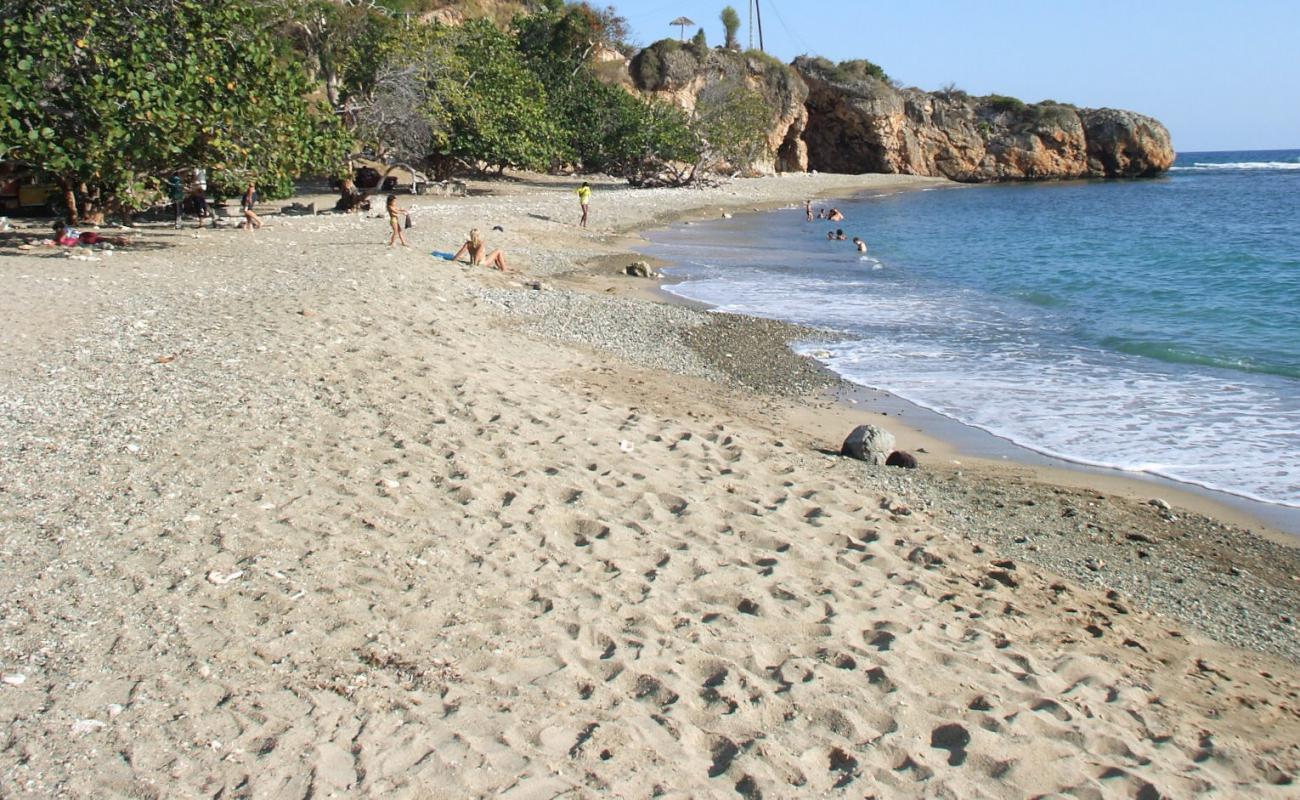 Photo de Playa de Berraco avec sable gris avec caillou de surface