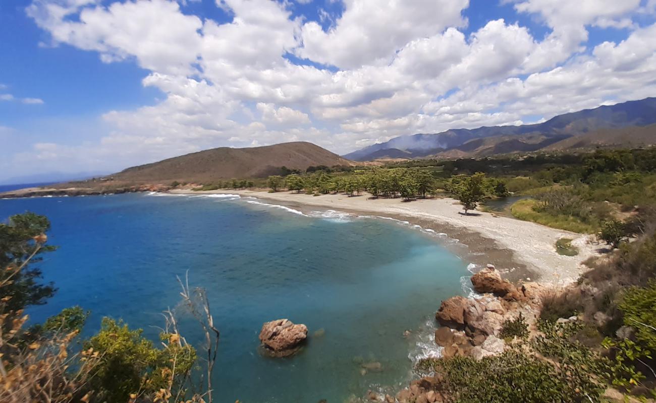 Photo de Playa Damajayabo avec sable gris avec caillou de surface