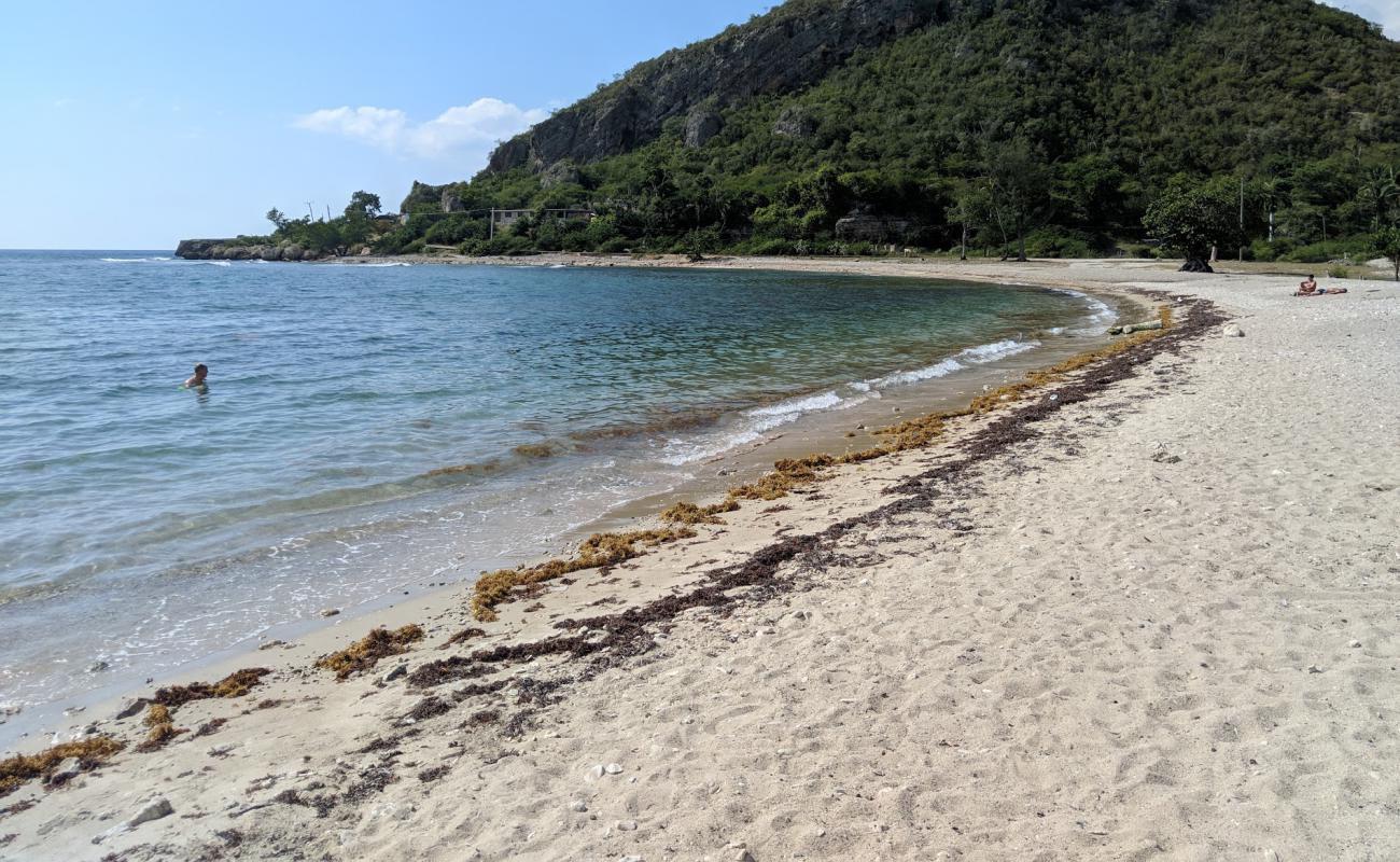 Photo de Playa Juragua avec sable fin et lumineux de surface