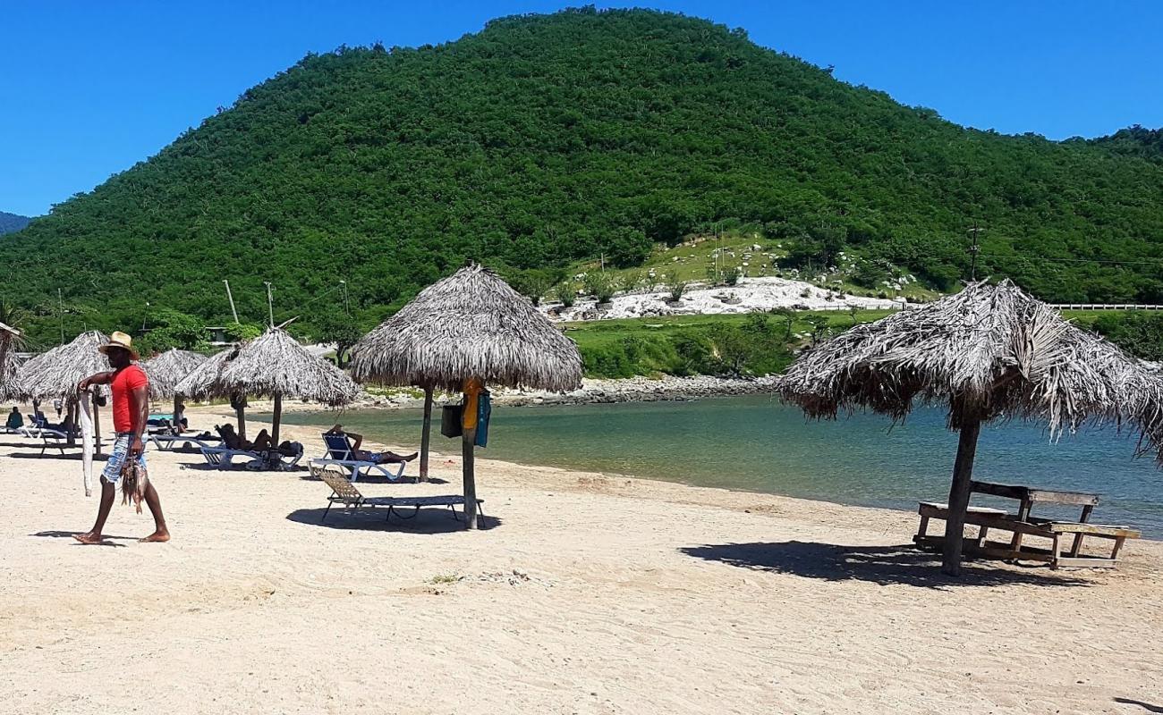 Photo de Playa Bueycabon avec sable clair avec caillou de surface