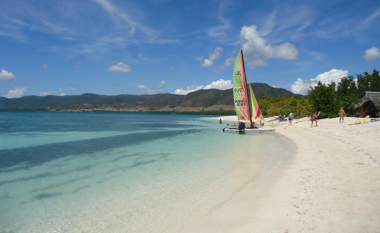 Photo de Playa Paralon avec sable lumineux de surface