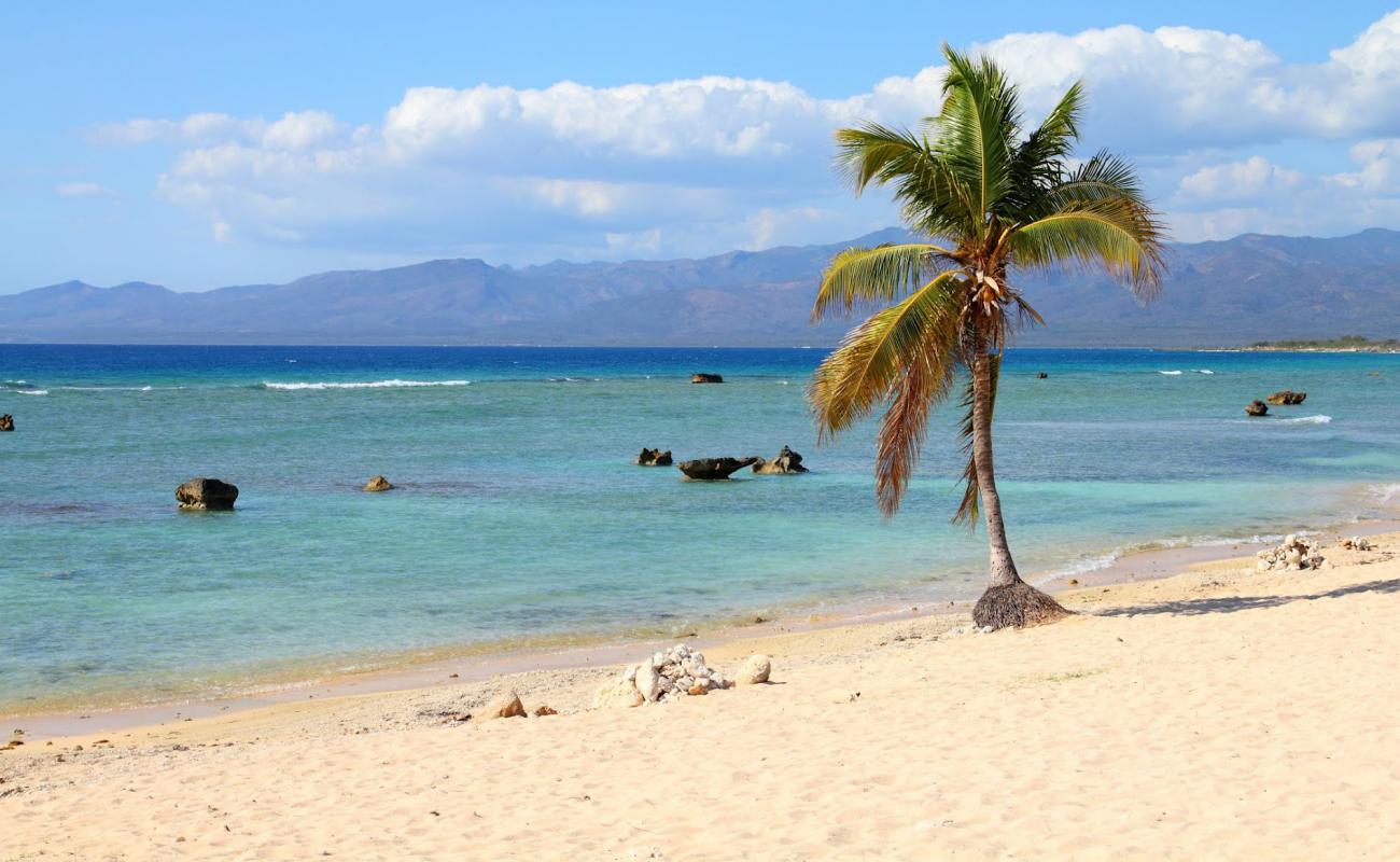 Photo de Plage Maria Aguilar avec sable lumineux de surface