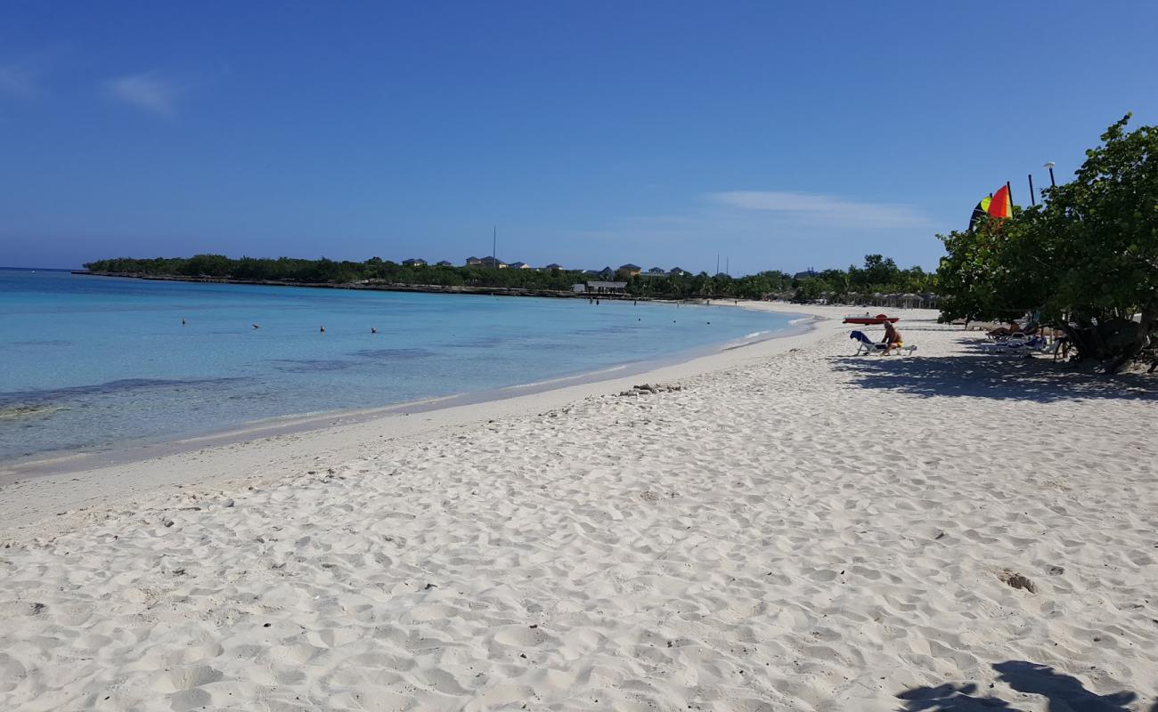 Photo de Playa Ingles avec sable lumineux de surface