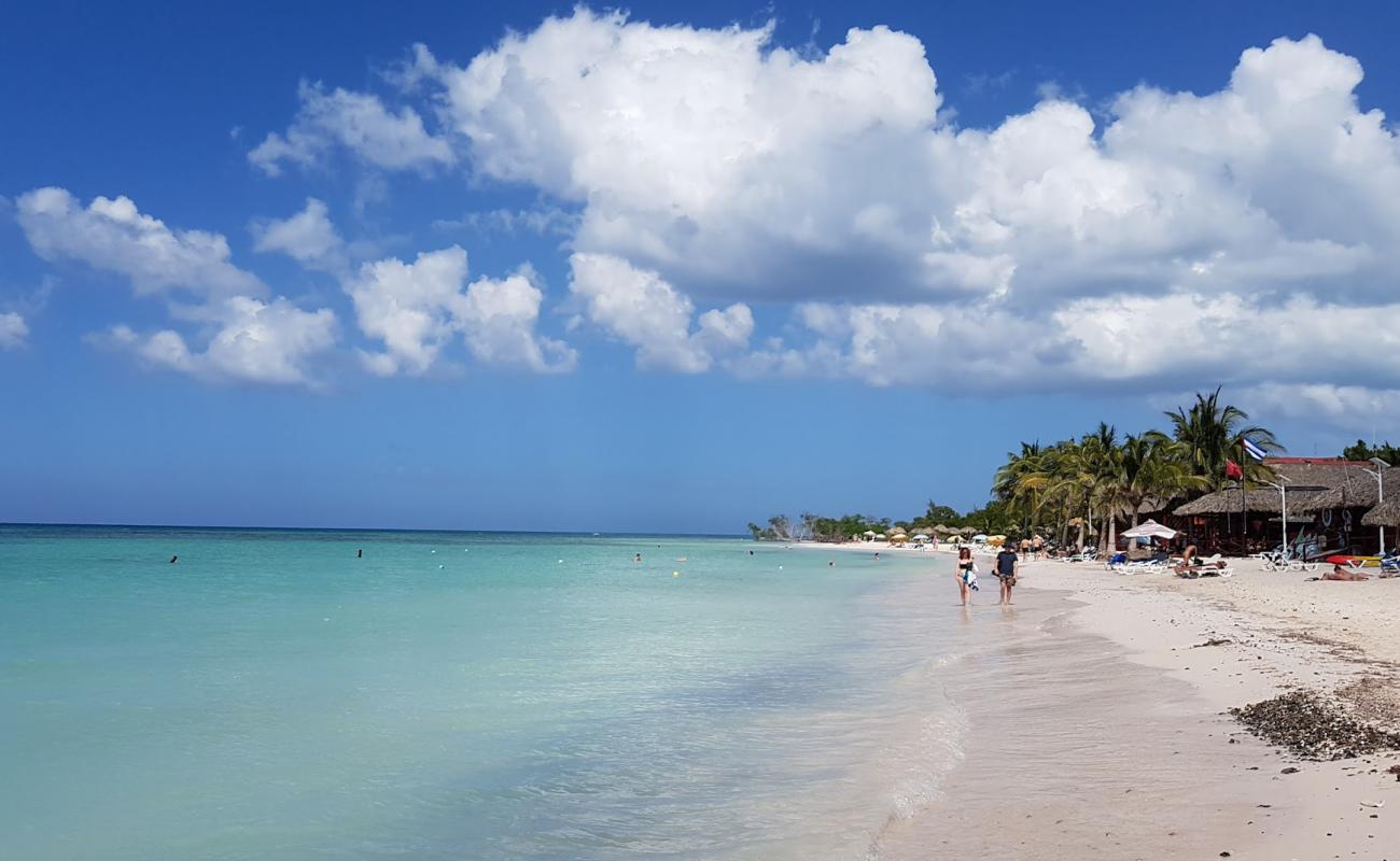 Photo de Cayo Jutia beach avec sable blanc de surface