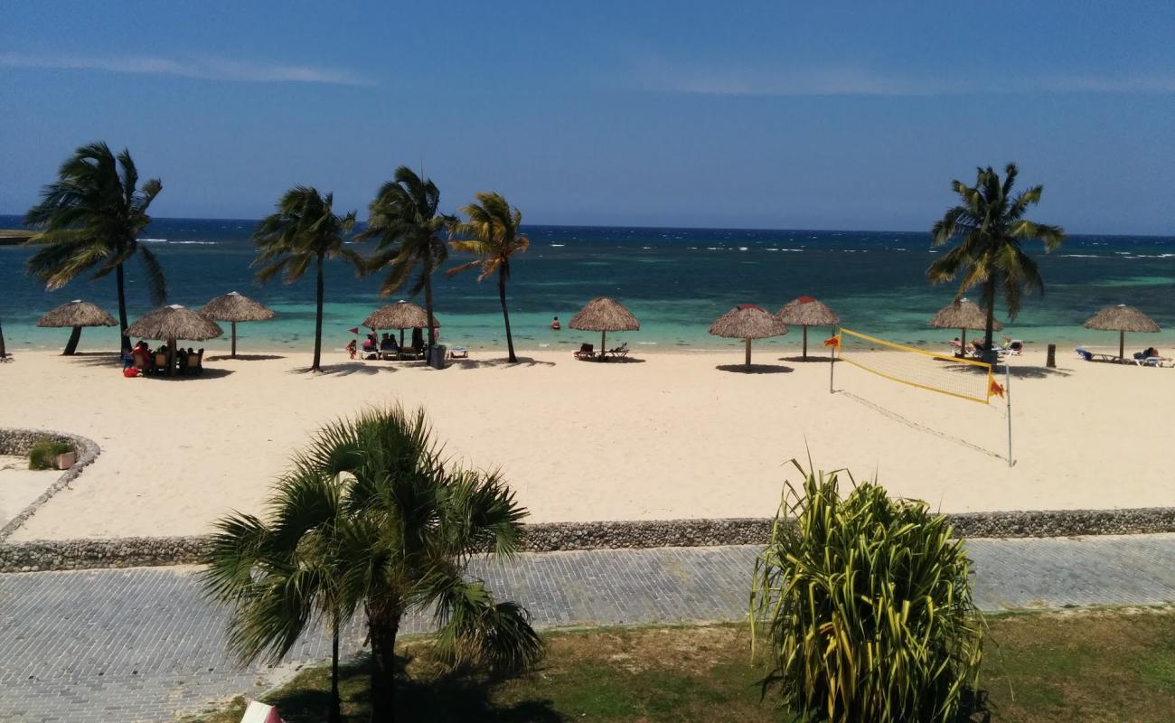 Photo de Playa Habana avec sable lumineux de surface