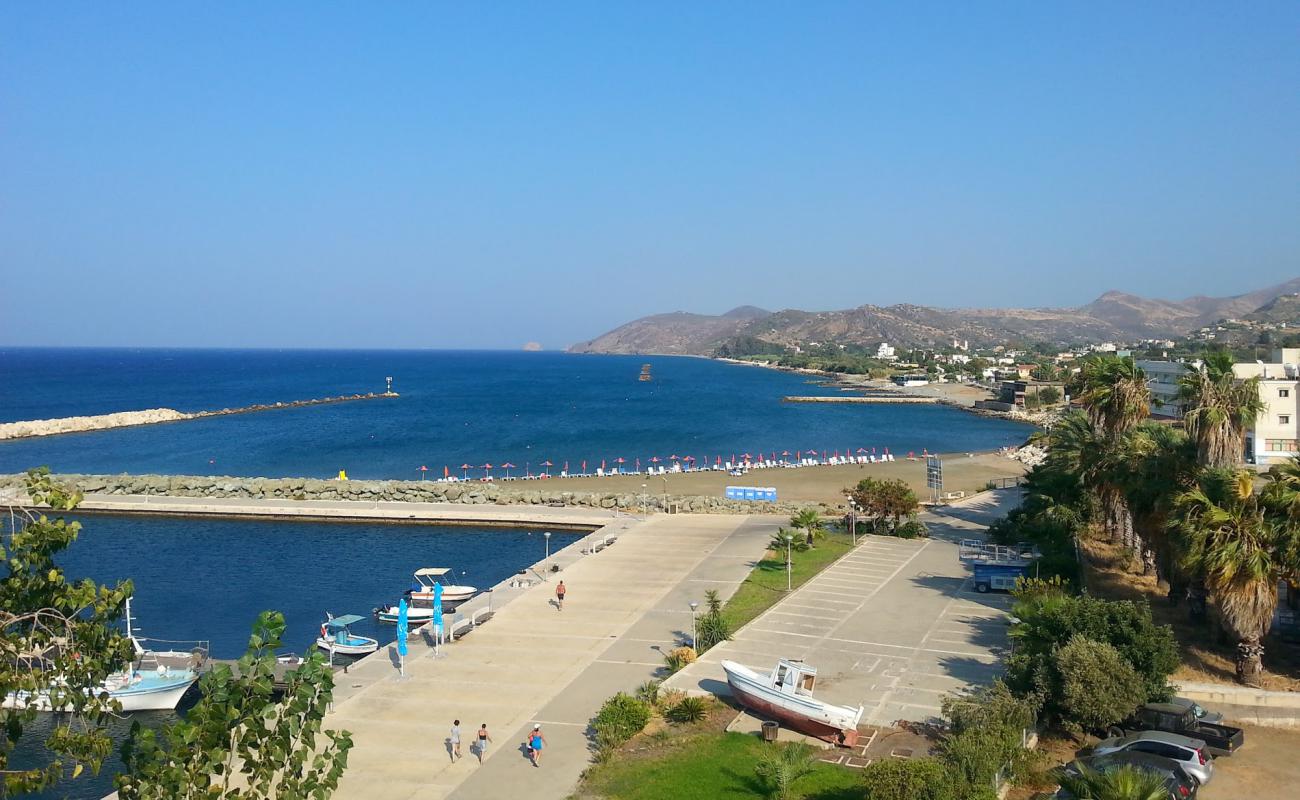 Photo de Kato Pyrgos beach avec sable gris de surface