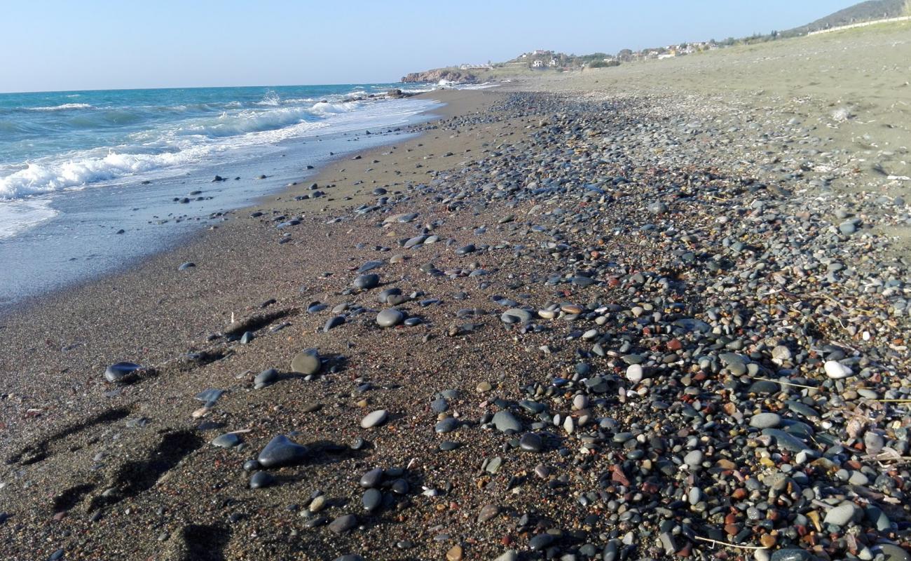 Photo de Sotiroulla beach avec sable noir avec caillou de surface