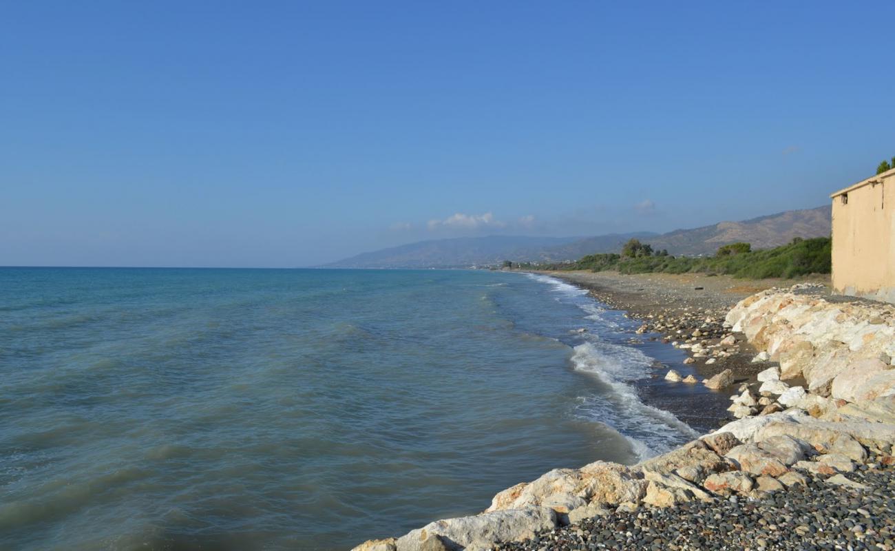 Photo de Mavralis beach avec sable beige & galets de surface