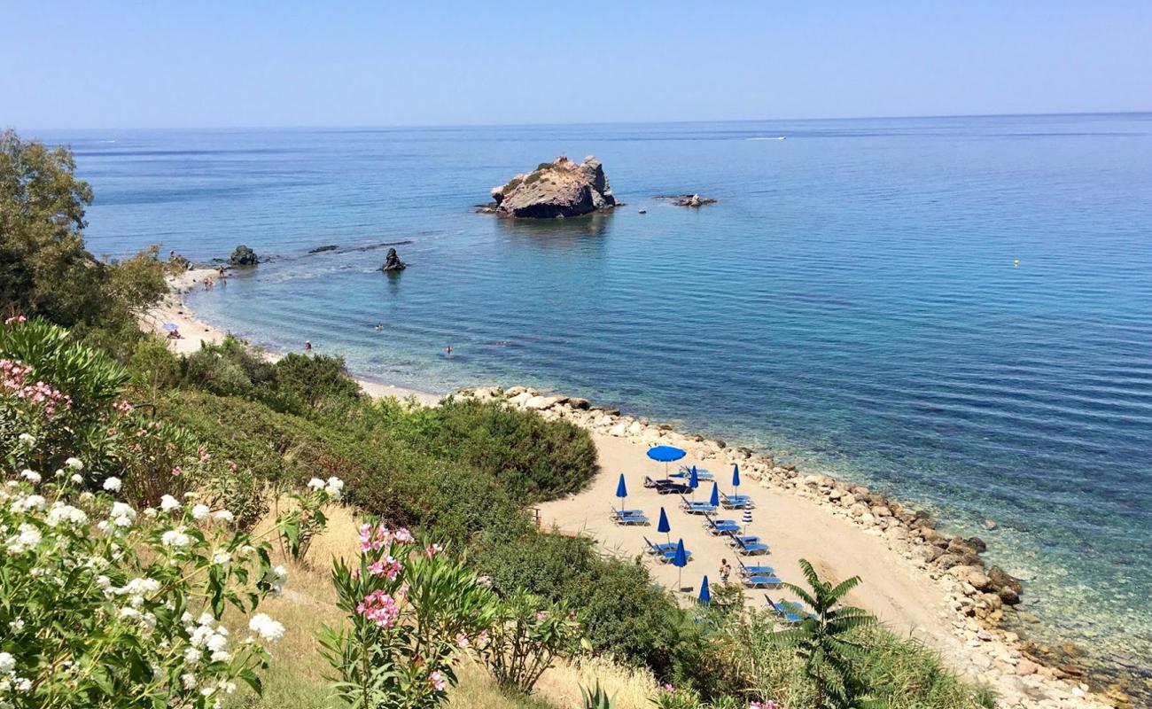 Photo de Aphrodite's beach avec terrain rocheux de surface