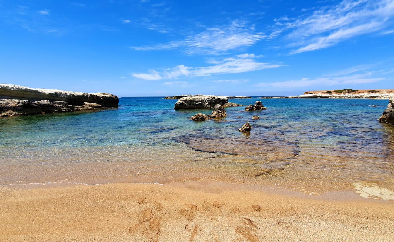 Photo de Ina beach avec sable beige de surface