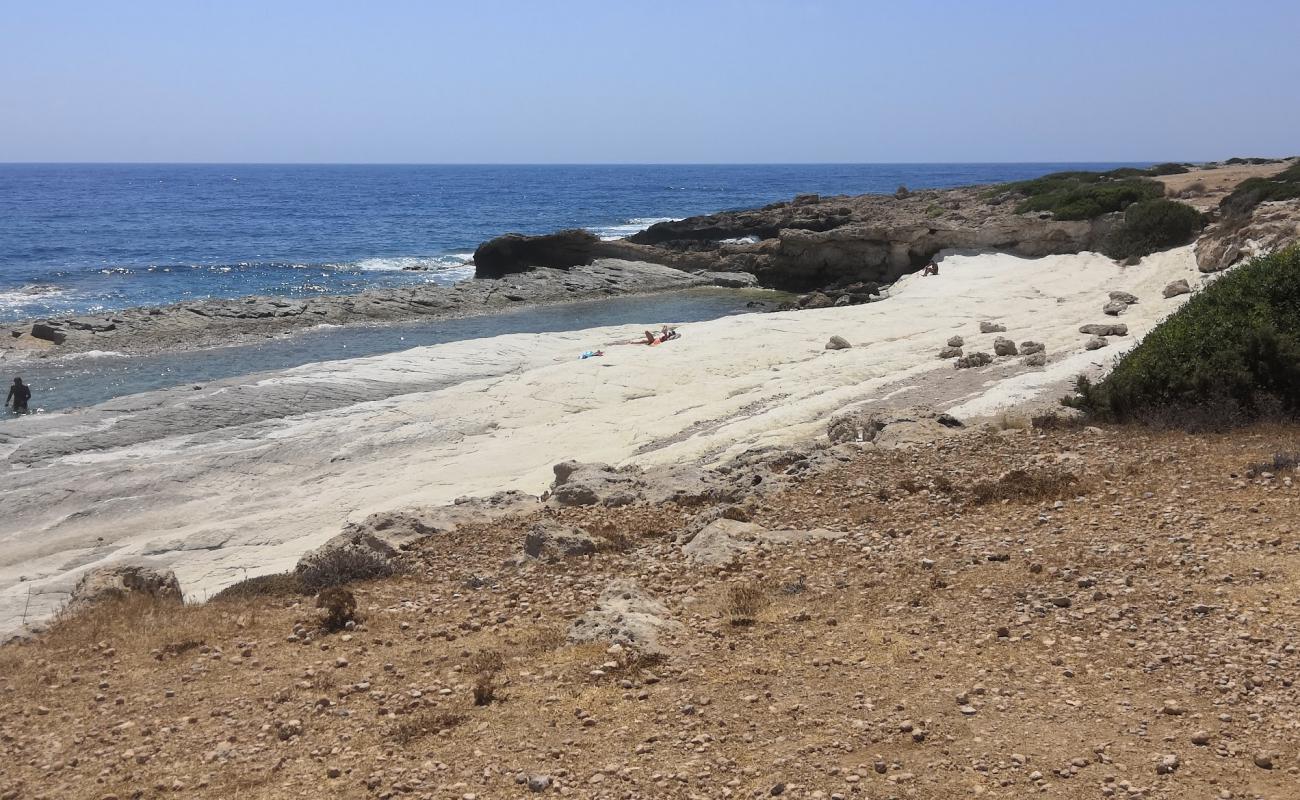Photo de Limni rock lagoon avec terrain rocheux de surface