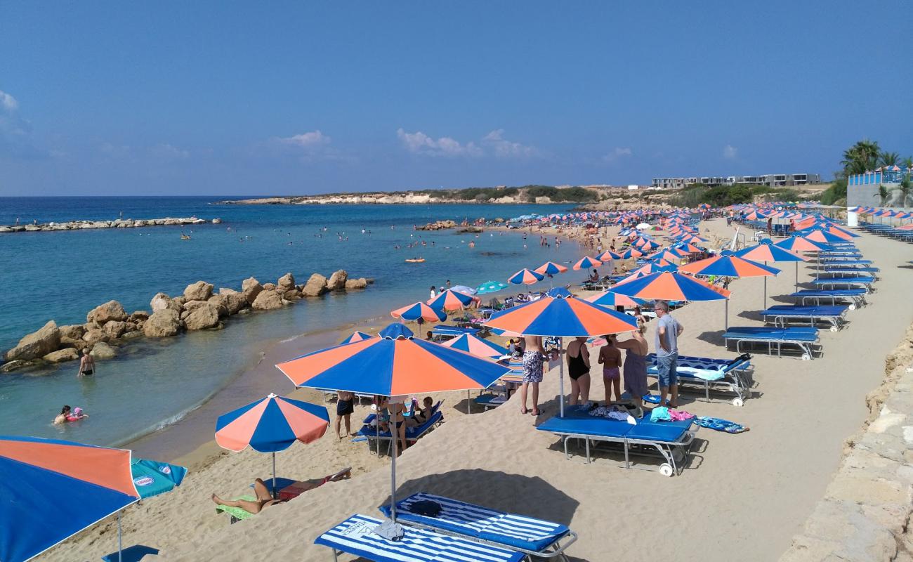 Photo de Laourou beach avec sable fin et lumineux de surface