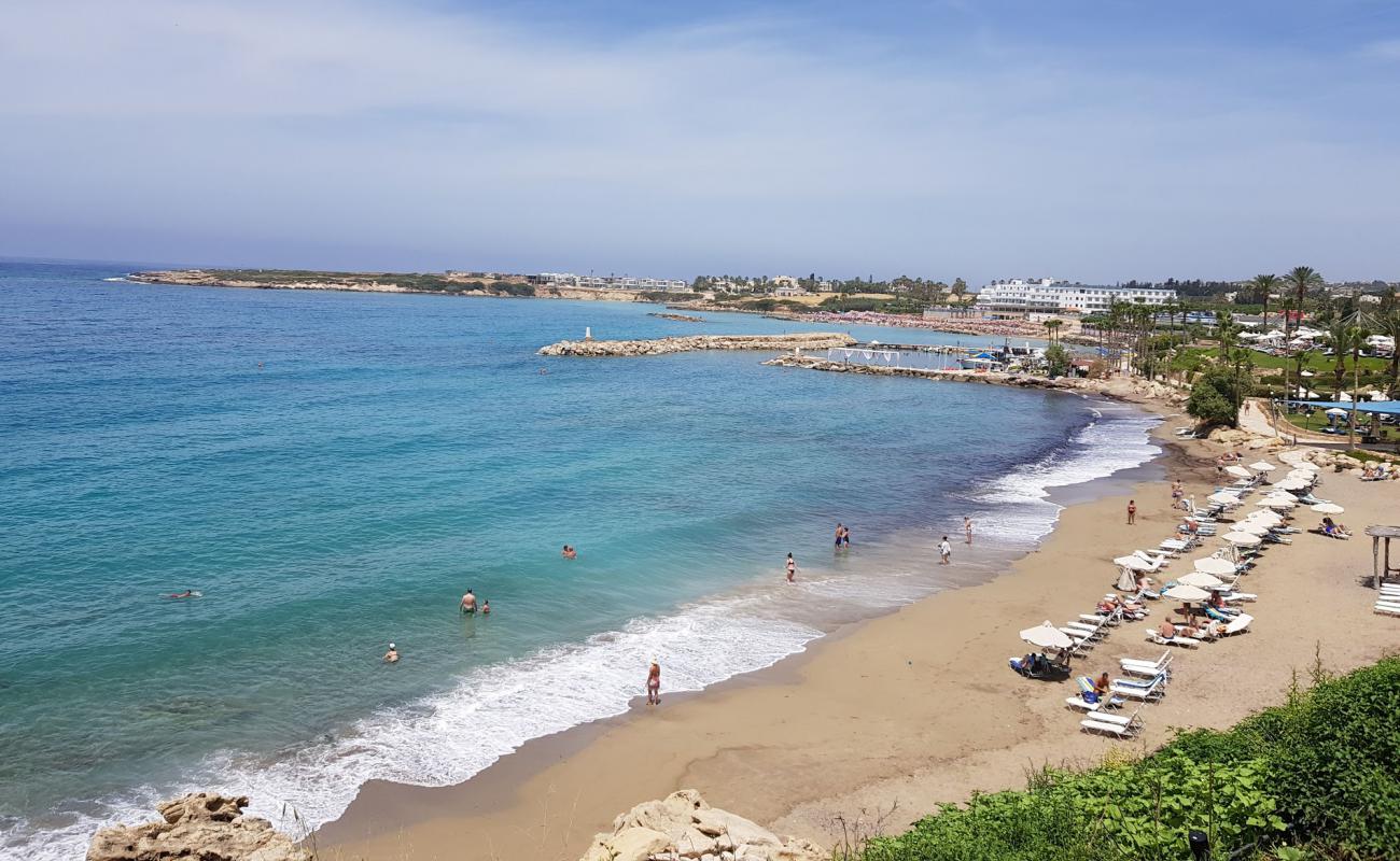 Photo de Coral Bay avec sable fin et lumineux de surface