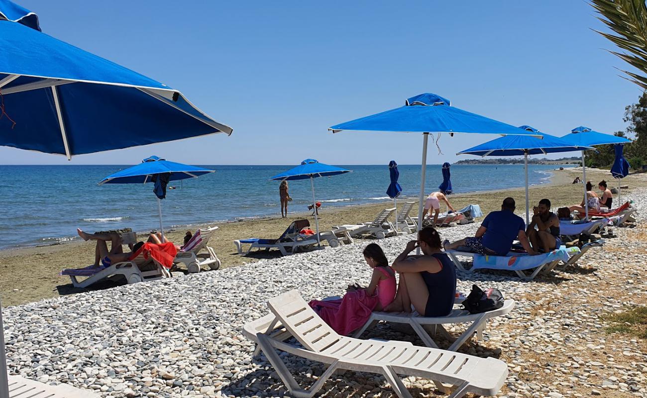 Photo de Meneou beach avec sable clair avec caillou de surface