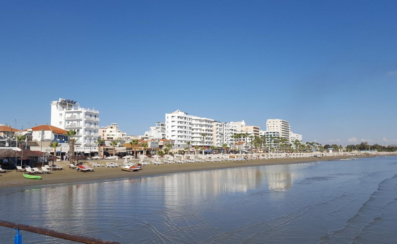 Photo de Finikoudes beach avec sable fin gris de surface