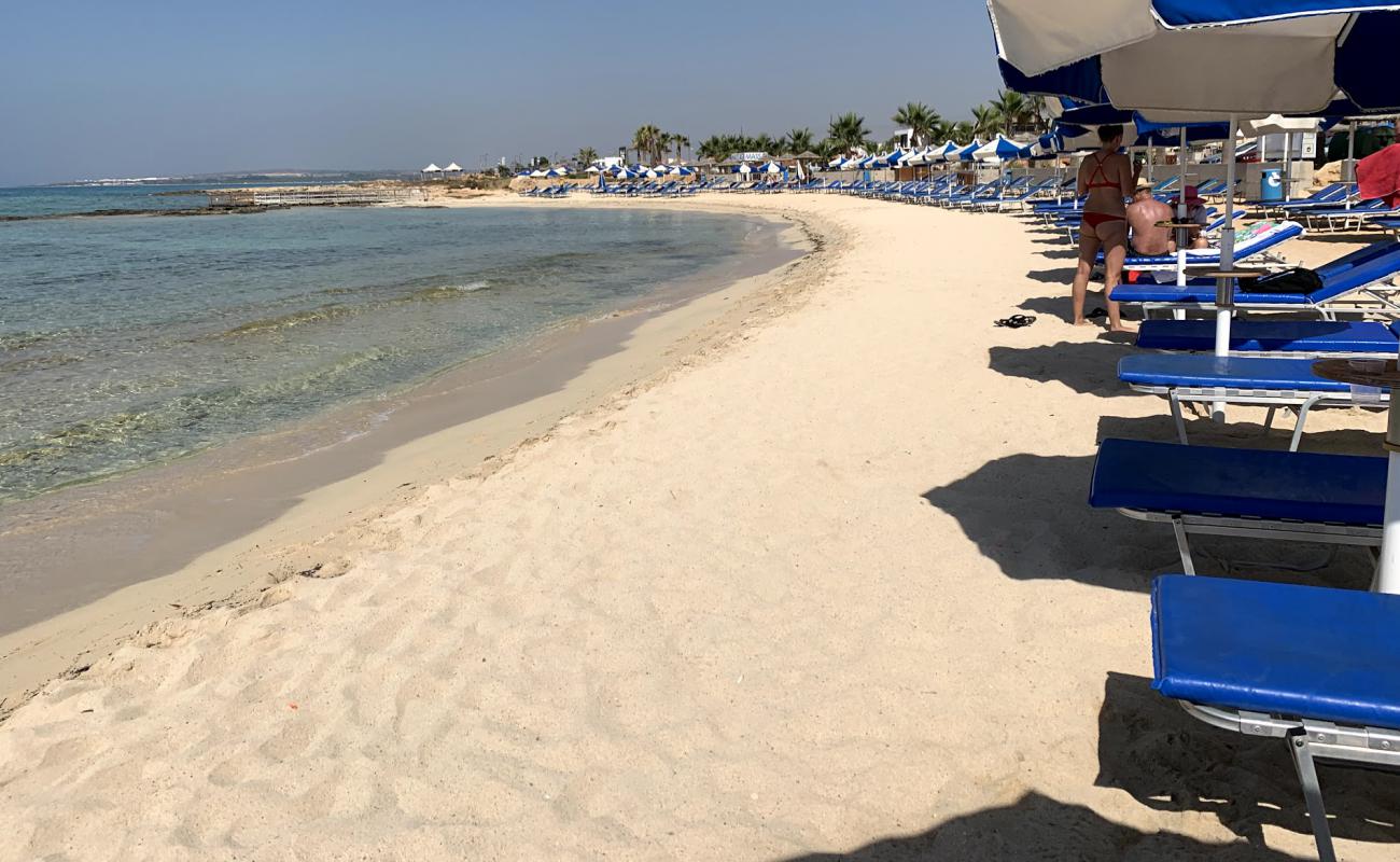 Photo de Sirens beach avec sable beige fin de surface