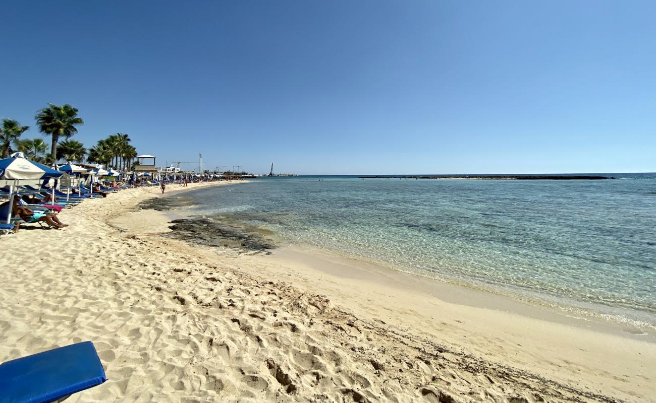 Photo de Plage d'Ayia Thekla avec sable fin et lumineux de surface