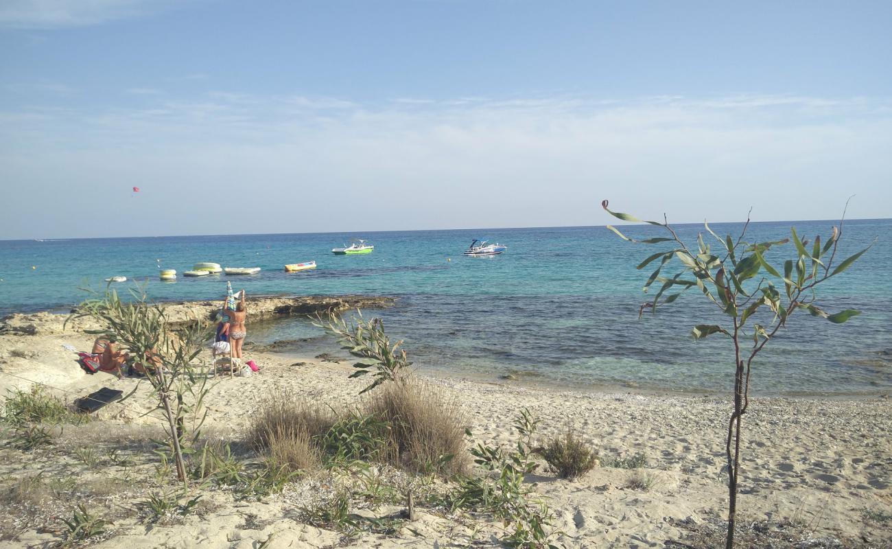 Photo de Mikri Landa beach avec sable beige de surface