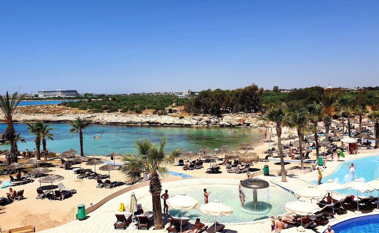 Photo de Plage de Latchi Adams avec sable beige fin de surface