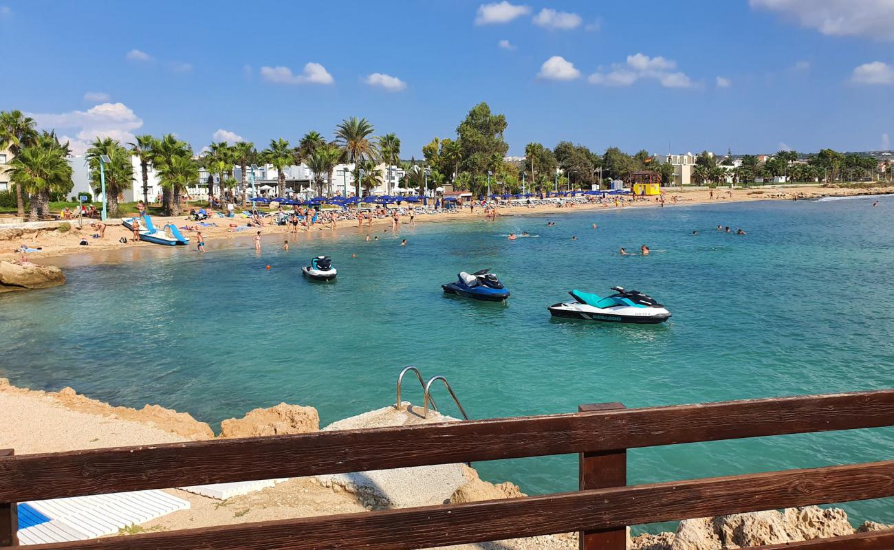 Photo de Pernera beach avec sable beige de surface