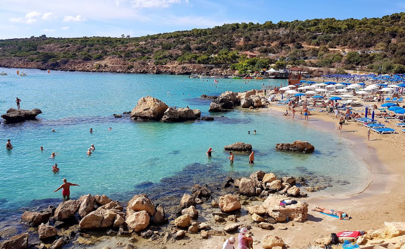 Photo de Plage de Konnos avec sable fin et lumineux de surface