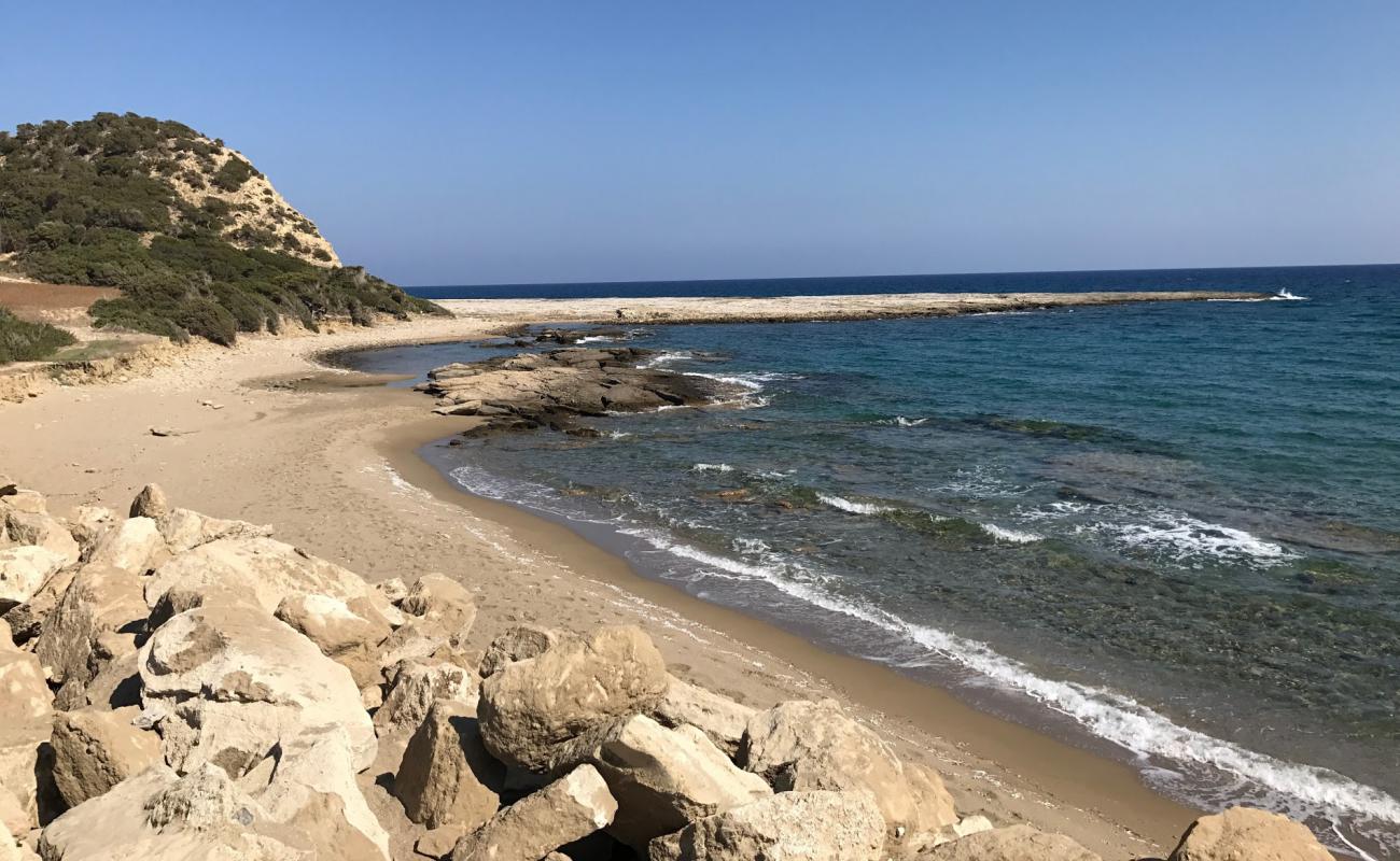 Photo de Nikos beach avec sable lumineux de surface