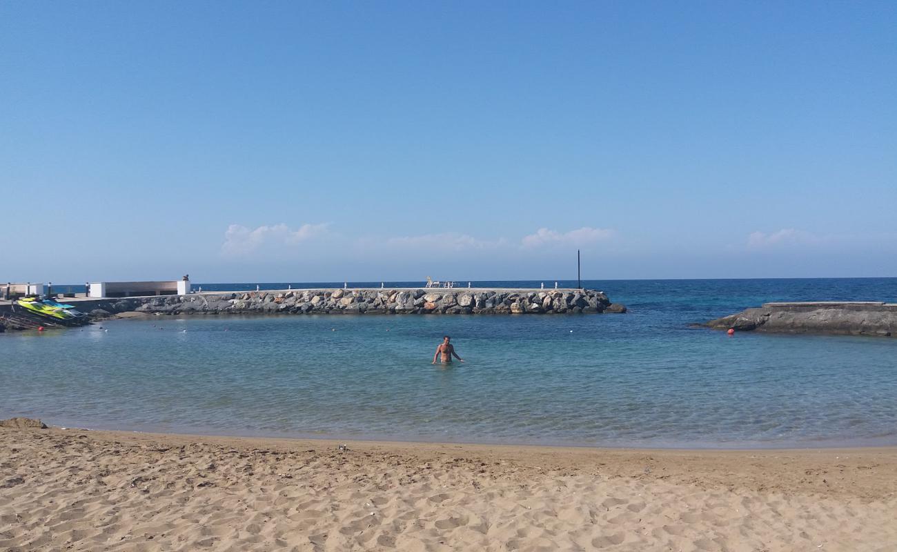 Photo de Ada Beach avec sable beige de surface