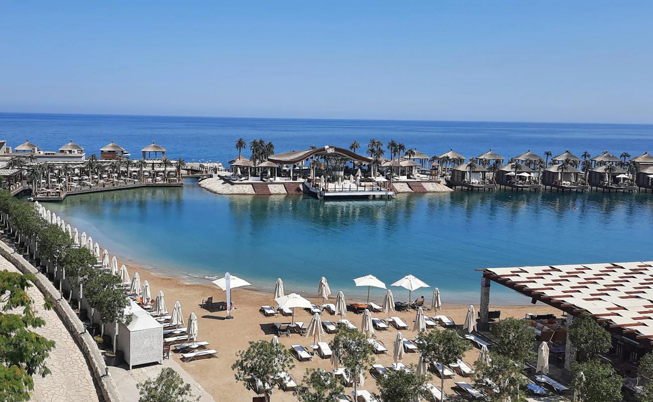 Photo de Cratos Beach avec sable beige de surface