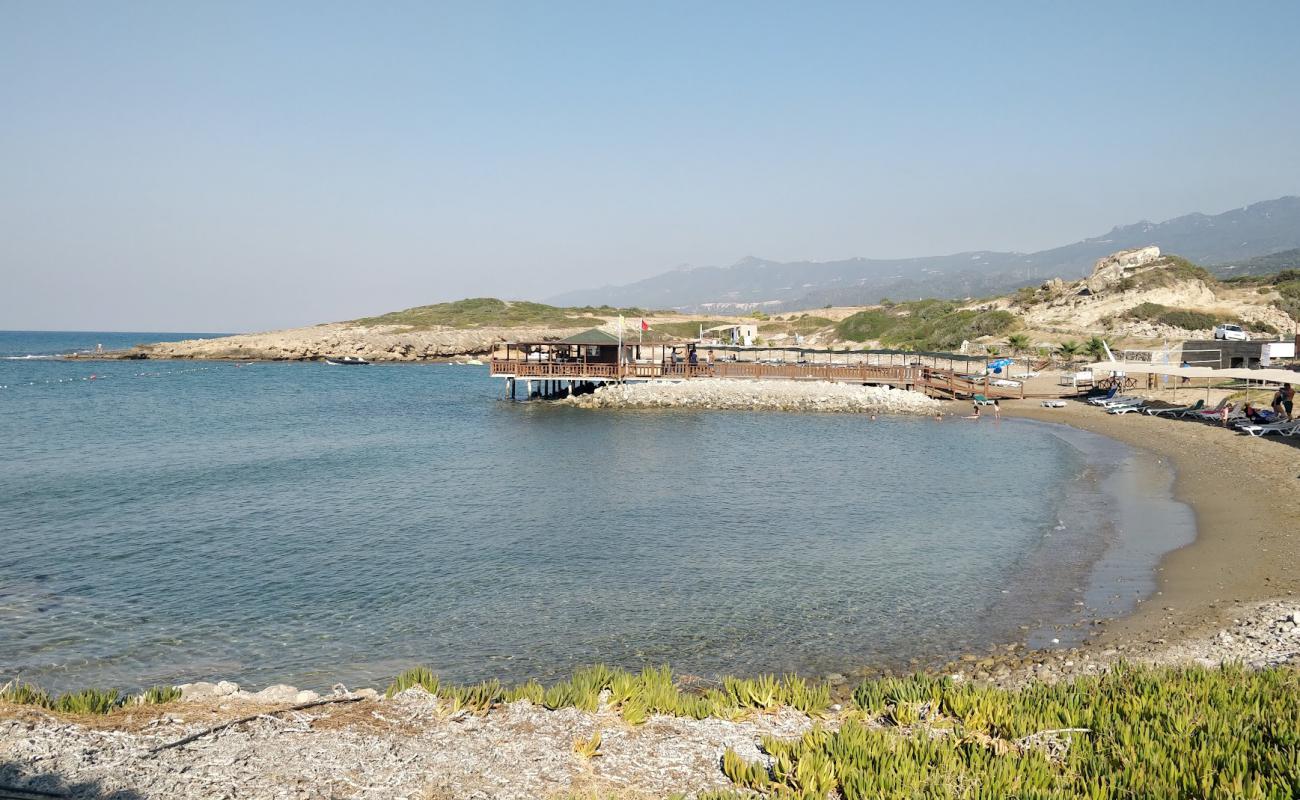 Photo de Tatlisu Belediyesi Beach avec sable gris de surface