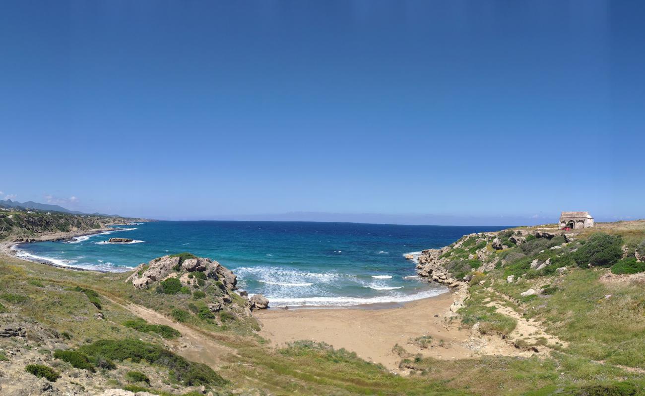 Photo de Kaplca Chipre Beach avec sable gris & rochers de surface