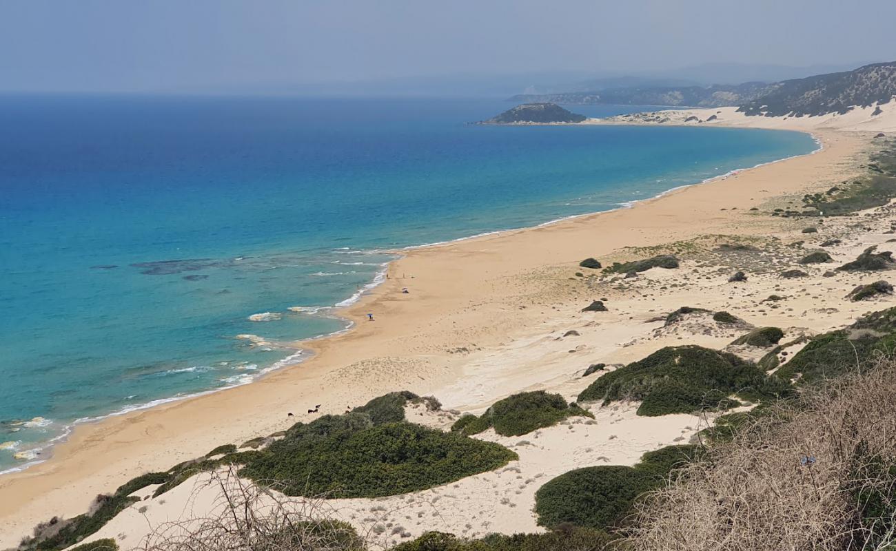 Photo de Karpaz Kaplumbaga Plaji avec sable beige de surface