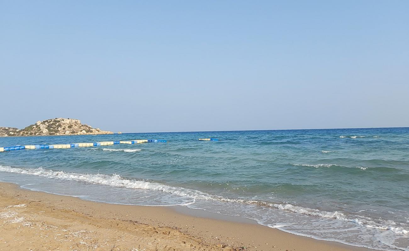 Photo de Iskele Kalecik Halk Plaji avec sable beige de surface