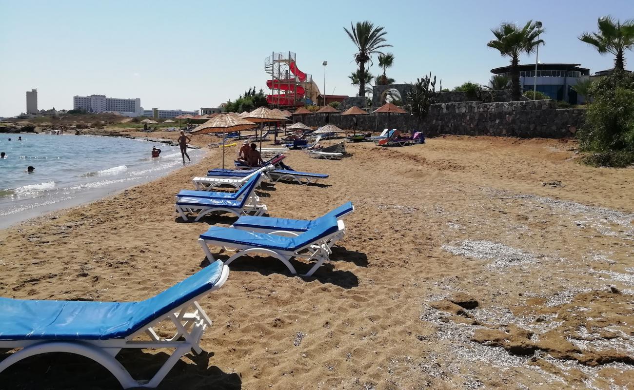 Photo de Yelden Crystal Beach avec sable beige de surface