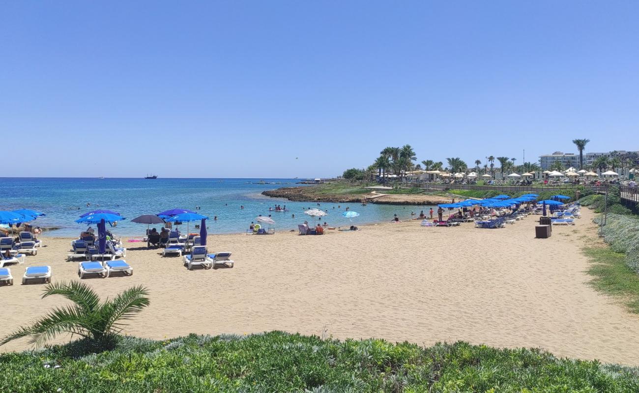 Photo de Polyxenia Beach avec sable beige de surface