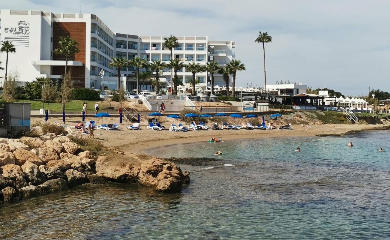 Photo de Evalena Beach avec sable beige de surface