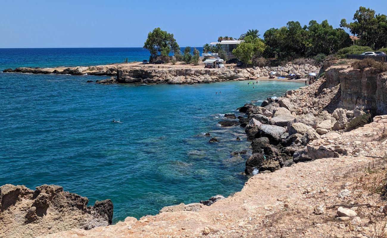 Photo de Tiny Beach avec sable gris & galets de surface