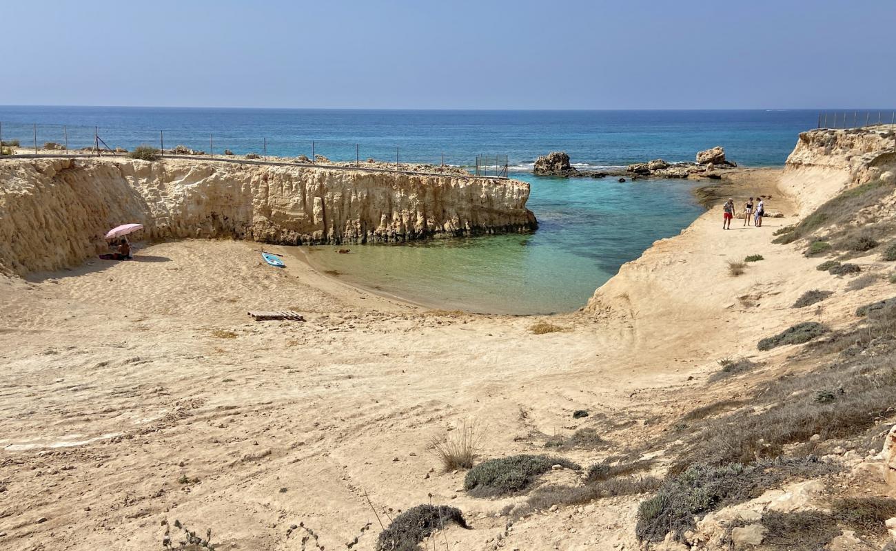Photo de Petrini Konchi Beach avec sable beige de surface