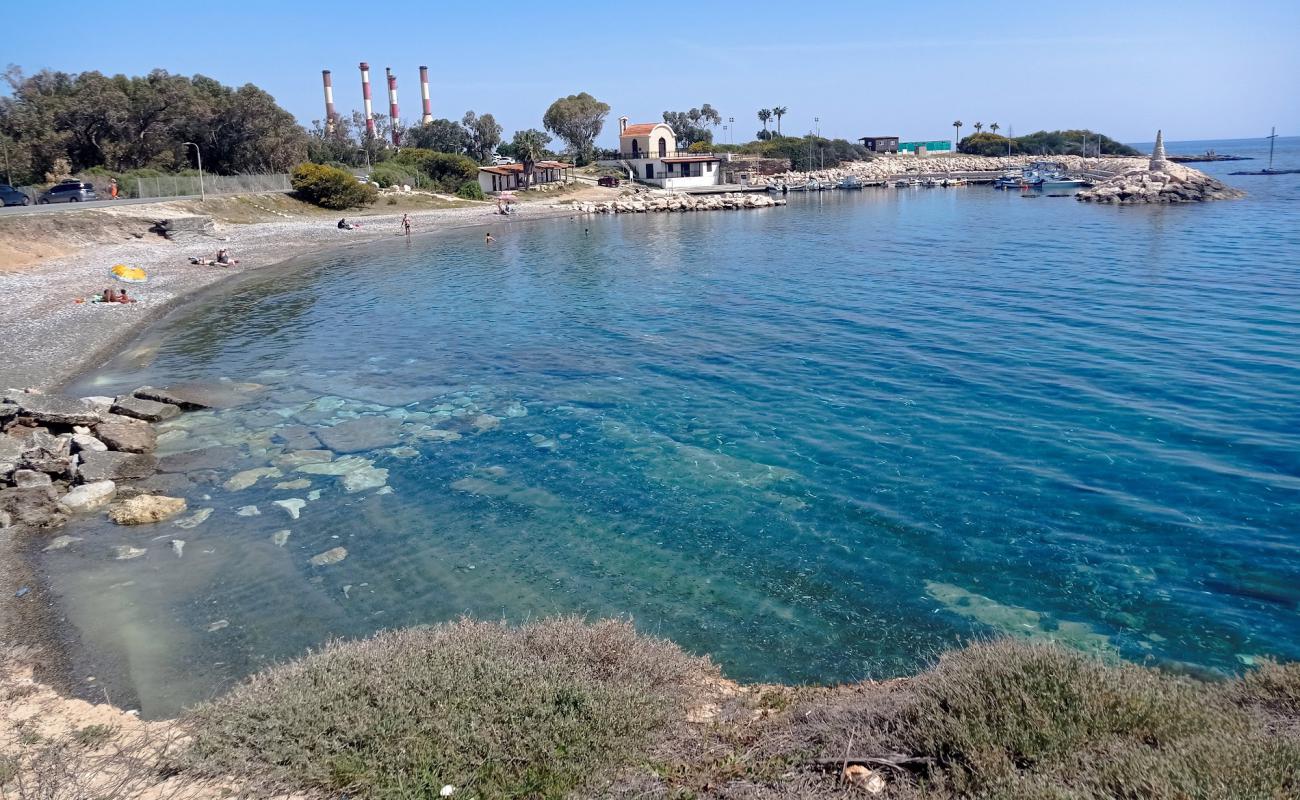 Photo de Agios Nikolaos Myron Beach avec sable gris & galets de surface