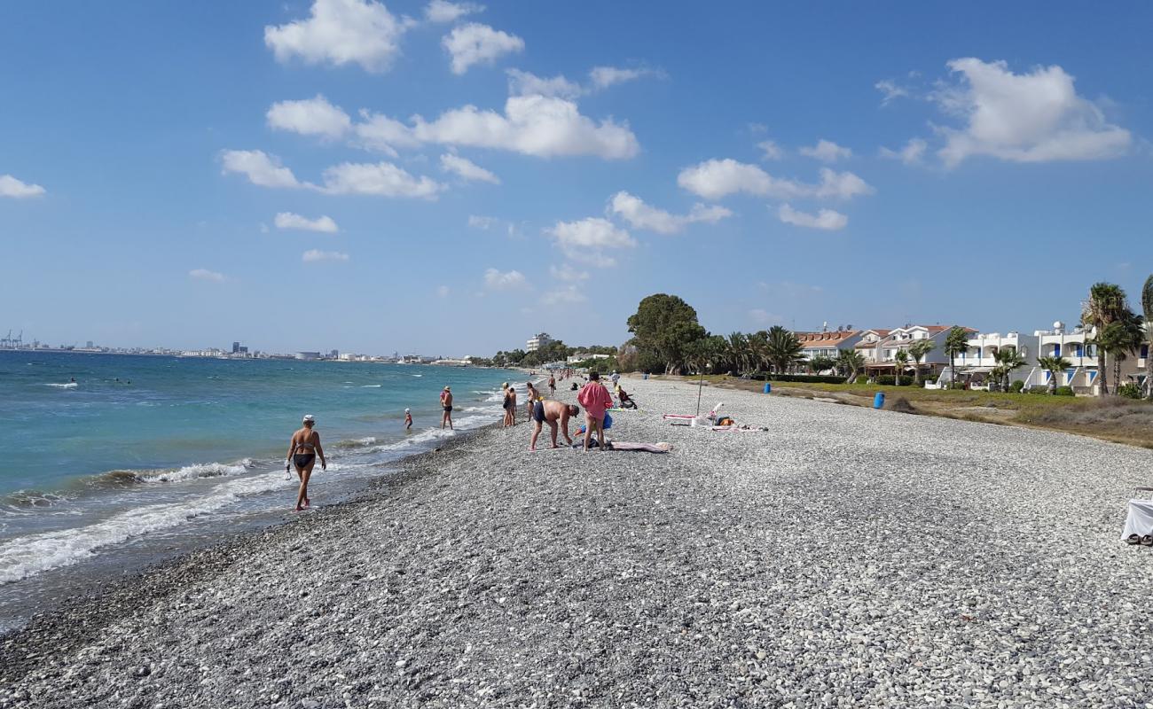Photo de Oroklini Beach avec sable gris & galets de surface