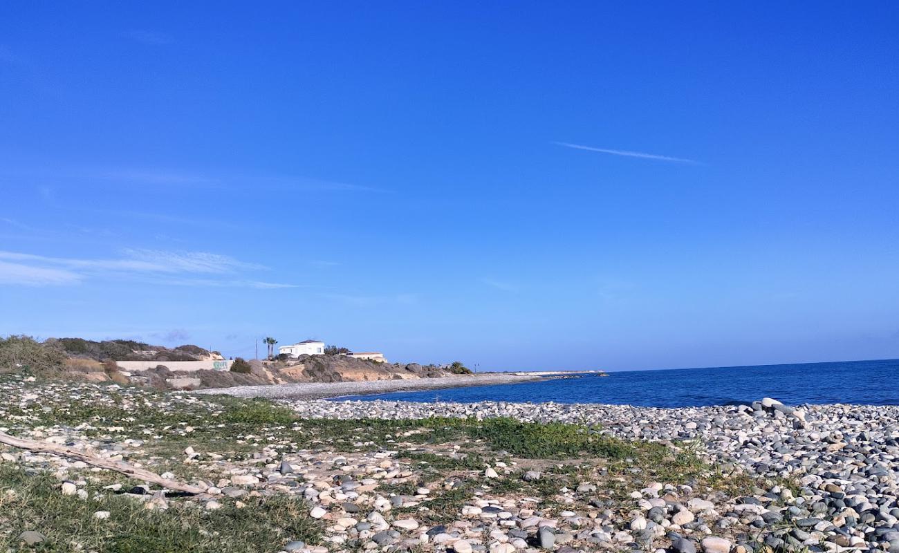 Photo de Mazotou Beach avec galets gris de surface