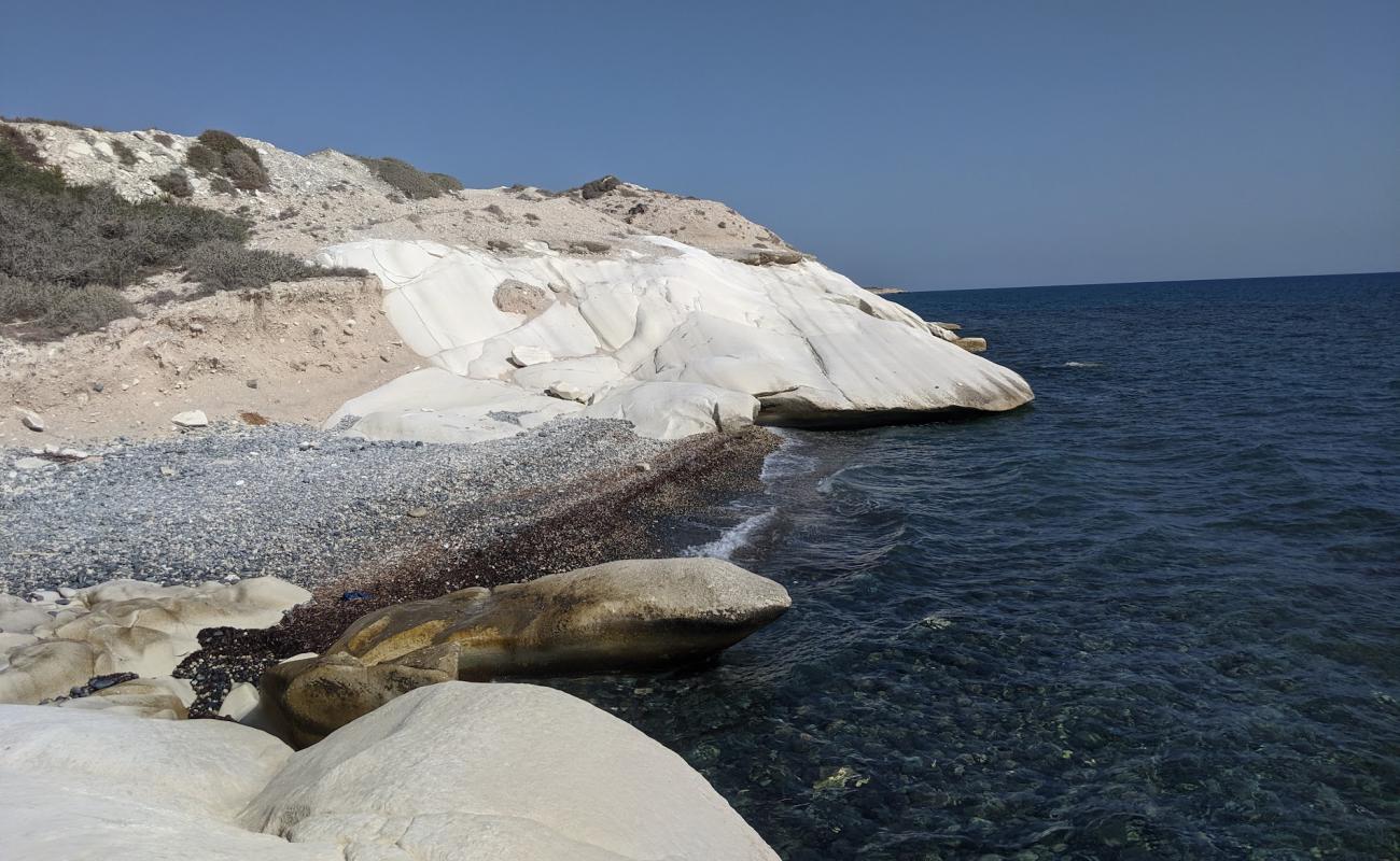 Photo de White & Rocky Beach avec galets gris de surface