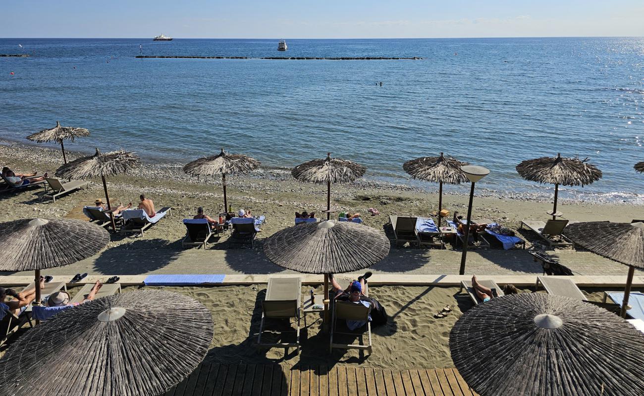 Photo de Amathus Beach avec sable gris de surface