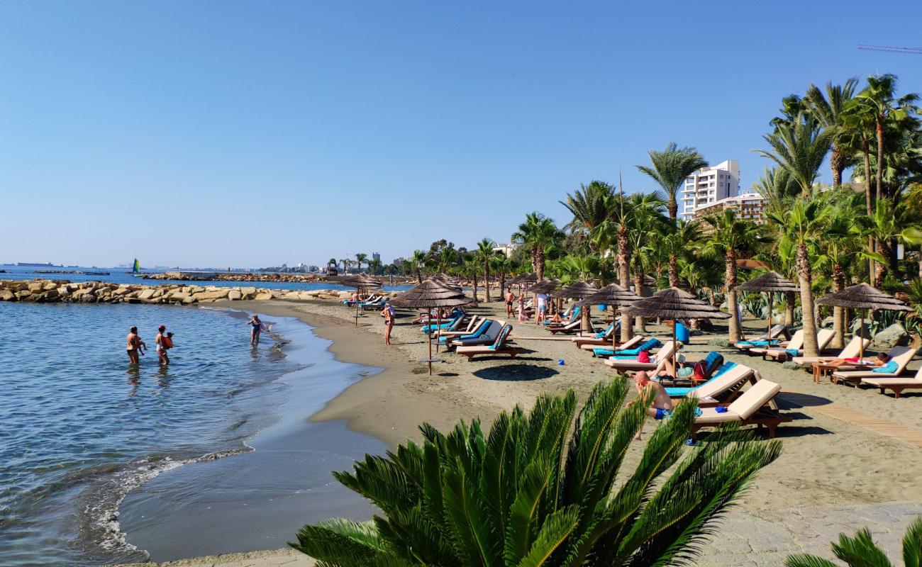Photo de Amathus Beach avec sable gris de surface