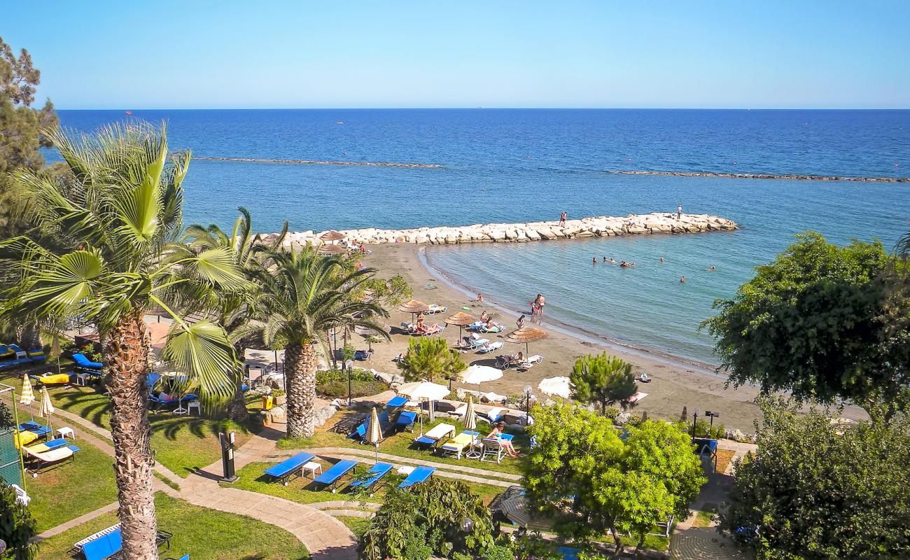Photo de Crowne Plaza Limassol Beach avec sable gris de surface