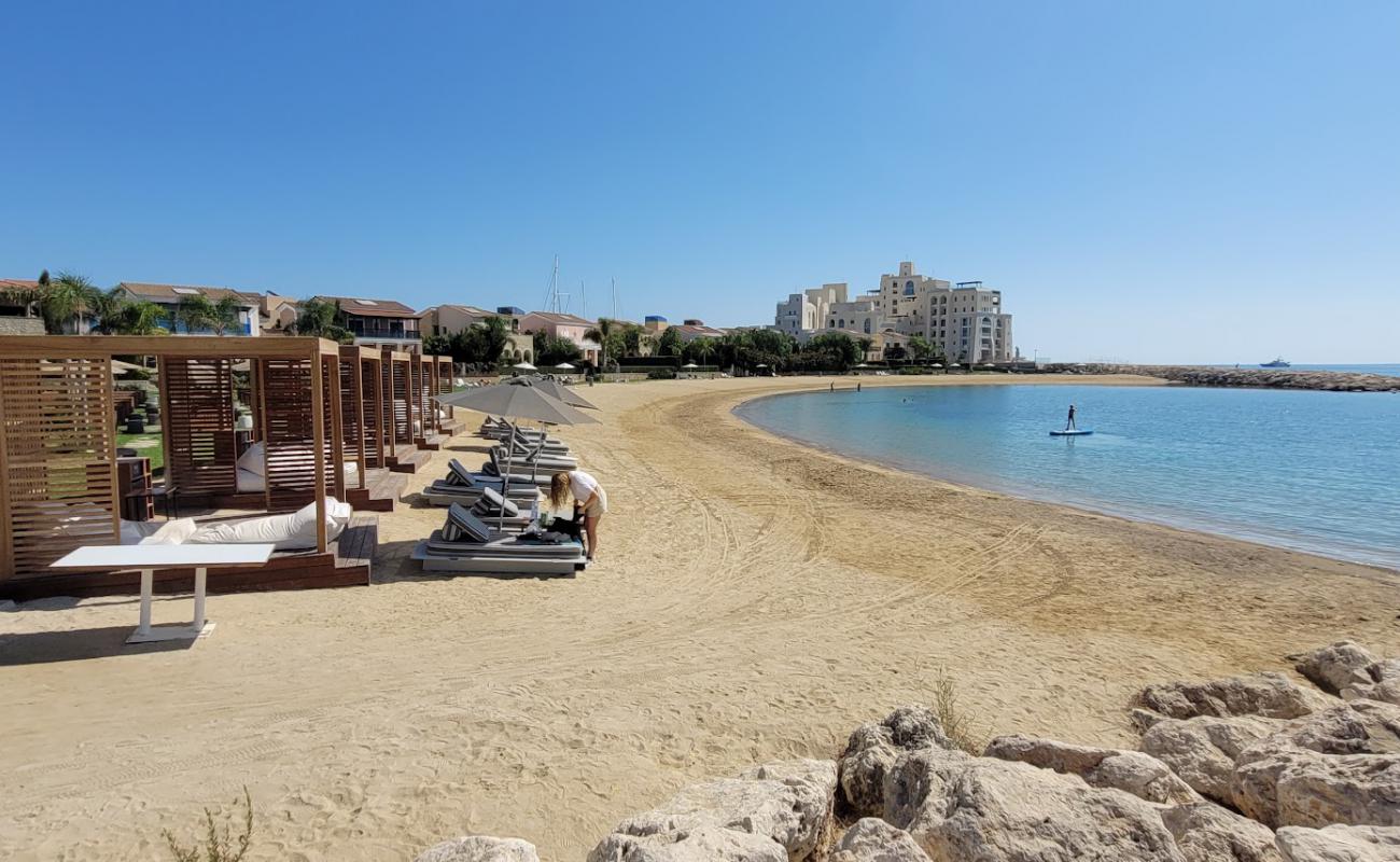 Photo de Limassol Marina Beach avec sable beige de surface